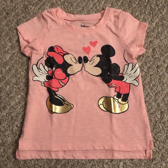 ❤️ 4/$20 NWOT Minnie & Mickey Mouse Kiss T-Shirt - Picture 1 of 4